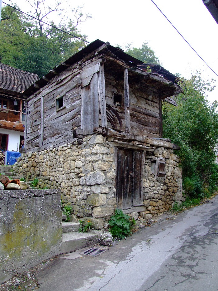 Ngôi nhà hai tầng tại Cucerje, Croatia có tầng 1 xây bằng đá, tầng 2 làm bằng gỗ. Ảnh: Panoramio.