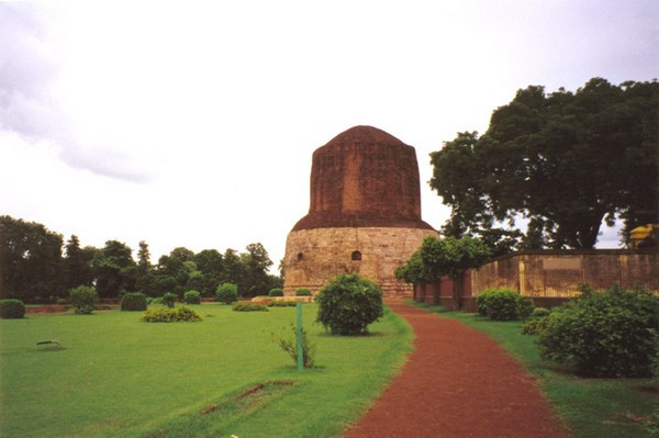 Nằm tại bang Uttar Pradesh, Ấn Độ bảo tháp Dhamek Stupa là một trong những ngôi nhà cổ nhất thế giới. Nó được xây dựng vào năm 249 trước công nguyên. Ảnh: Wonderslist.