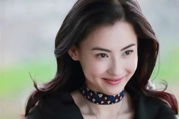 Trương Bá Chi: Mọi thứ bị thiêu rụi vì lộ ảnh nóng Có thể nói thời trẻ Trương Bá Chi sở hữu vẻ đẹp lai khó cưỡng. Cũng nhờ vẻ đẹp hiếm có khó tìm này mà cô từng dính tai tiếng "thay bồ như thay áo". Trong số danh sách bạn trai của Trương Bá Chi điển hình nhất phải kể đến 2 người đàn ông gây sóng gió cả cuộc đời cô: Trần Quán Hy và Tạ Đình Phong.