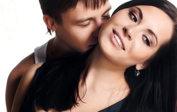 Vuốt ve nhẹ nhàng Trước khi ngủ, đừng quên dành cho nàng những cử chỉ trìu mến, âu yếm nhất. Chỉ bằng cách này, người phụ nữ mới hiểu được rằng bạn luôn yêu thương và muốn ở bên cô ấy. Vuốt ve nhẹ nhàng cũng là cách bạn có thể làm để làm giảm bớt sự mệt mỏi, căng thẳng mà nàng phải chịu đựng sau một ngày dài. Không những thế, những cái chạm nhẹ của bạn còn khiến cơ thể người phụ nữ tiết ra nhiều estrogen, giúp nàng có giấc ngủ ngon hơn.