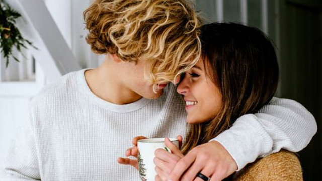 Đưa nàng đi tắm Trước khi đi ngủ, bạn có thể đưa nàng vào phòng tắm để giải tỏa bớt sự căng thẳng, mệt mỏi. Đây cũng là cơ hội để bạn thể hiện sự quan tâm, chăm sóc của mình với nàng trong không gian riêng tư nhất. Chỉ có người chồng yêu vợ thật lòng mới dành cho vợ 4 cử chỉ này trước khi đi ngủ
