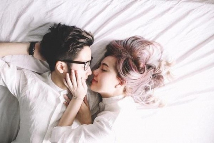 Nói những lời yêu thương Phụ nữ yêu bằng tai và luôn muốn nghe những lời yêu thương. Trước khi đi ngủ là thời gian để bạn trò chuyện, tâm sự với nàng về những gì xảy ra trong một ngày. Đừng quên khen nàng đẹp, chúc nàng ngủ ngon và nói yêu nàng. Có câu nói: Phụ nữ là để yêu, không phải để hiểu. Vì vậy, hãy dành nhiều thời gian hơn để yêu chiều, đối xử ân cần với nàng.