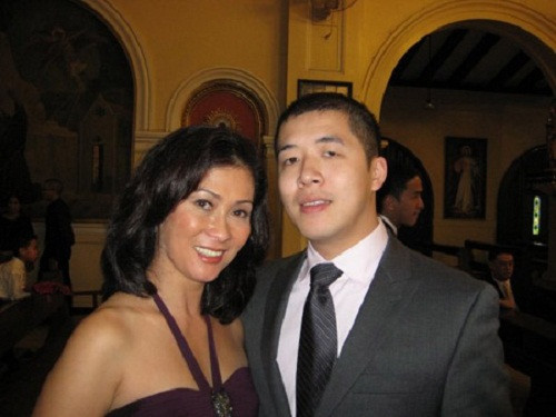 Mẹ đẻ của Louis Nguyễn là bà Cristina là cháu họ của cựu Đệ nhất phu nhân Philippines, Imeda Marcos- người phụ nữ đầy quyền lực ở nuớc này. Sự nổi tiếng của của bà Imelda Marcos gắn với số tài sản trị giá 1,6 tỉ USD, bộ sưu tập 4.400 đôi giày, 500 bộ áo ngực màu đen và bộ sưu tập quần áo bằng da và lông thú. Ảnh mẹ đẻ Louis Nguyễn (bên trái).
