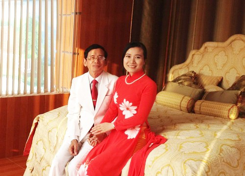 Trong số các đại gia Việt, đại gia Lê Ân không chỉ được biết nhờ sở hữu khối tài sản "kếch xù" (khoảng 2.000 tỷ đồng) mà còn nổi đình đám với mối tình trắc trở qua 5 đời vợ. Phải đến người vợ trẻ thứ 5, người kém ông hơn 50 tuổi, thì đại gia nghìn tỷ này mới thực sự yên ấm chuyện tình duyên. Ảnh đại gia Lê Ân bên người vợ trẻ.