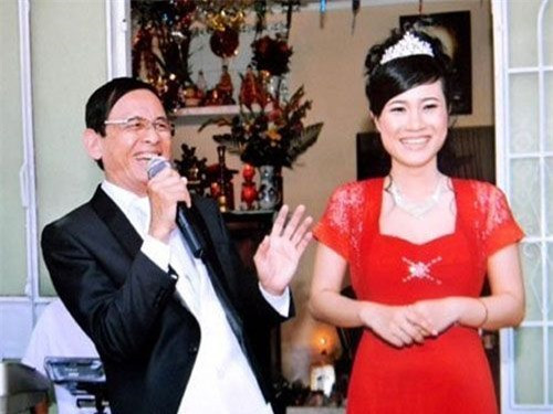 Chuyện tình duyên của đại gia Lê Ân đã từng tốn rất nhiều giấy mực báo chí. Đại gia Lê Ân lần lượt chia tay 4 đời vợ trước, thậm chí, ông còn đeo đẳng vụ kiện vợ cả tranh chấp tài sản ròng rã hơn 30 năm. Không chỉ có vậy, dư luận từng "nổi sóng" quanh câu chuyện hôn nhân của ông với người vợ trẻ kém tuổi. Người ta thấy một đại gia Lê Ân lận đận tình duyên nhưng ngông "ngút trời" cho mối tình gần đây nhất. Ông sẵn sàng chi 6 tỷ đồng mua giường cưới, dùng siêu xe tiền tỷ đón dâu.