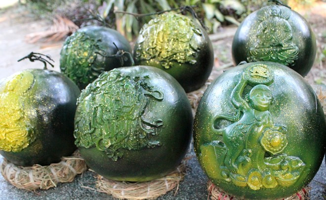 Dưa hấu đắp phù điêu do một họa sĩ Trần Phong (tỉnh Kiên Giang) sáng tạo được xem là sản phẩm lạ mắt năm nay. Dưa hấu hình khỉ được bán với giá 250.000-350.000 đồng/quả (tùy thuộc vào trọng lượng). Ảnh: Zing.