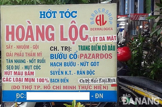 Một tấm biển quảng cáo "cõng" đủ nội dung, cửa hàng này cõng đủ dịch vụ?