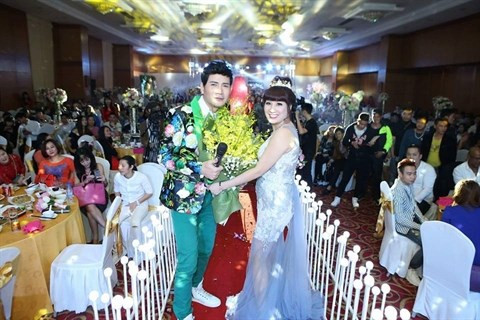 Theo ước tính, chi phí để tổ chức bữa tiệc này lên đến hàng tỷ đồng. Theo thông tin báo chí đưa, năm ngoái, hai vợ chồng đại gia Thái Bình này đã chi 450 triệu đồng cát sê mời ca sĩ Quang Hà hát trong tiệc sinh nhật. Ảnh: Phunuonline.