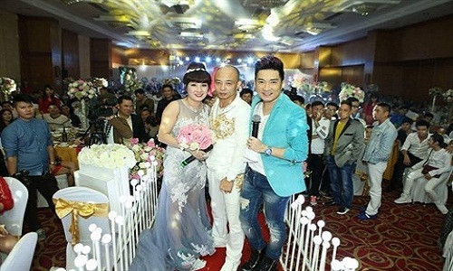 Gần đây, hàng loạt đại gia Việt gây choáng khi tiêu tiền "tấn" cho các show diễn, bữa tiệc xa xỉ với sự xuất hiện của hàng loạt sao Việt đình đám. Mới đây nhất là tiệc sinh nhật của vợ đại gia Thái Bình, khi bữa tiệc quy tụ hơn 50 nghệ sĩ (ca sĩ, diễn viên, người mẫu) nổi tiếng trong và ngoài nước. Ảnh: Phunuonline.