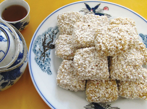 Nếu như bánh nhãn, bánh cốm, bánh gai quen thuộc hơn với người miền Bắc thì bánh khô mè lại là loại bánh được ưa chuộng ở các khu vực miền Trung, miền Nam. Bắt nguồn từ một món ăn ngày lễ Tết của những người dân nghèo hồi xưa, đến nay bánh khô mè đã phát triển thành một đặc sản được ưa chuộng, đặc biệt ở Quảng Nam, Đà Nẵng. Giá mỗi gói khô mè dao động từ 40.000 đồng/gói (500g).