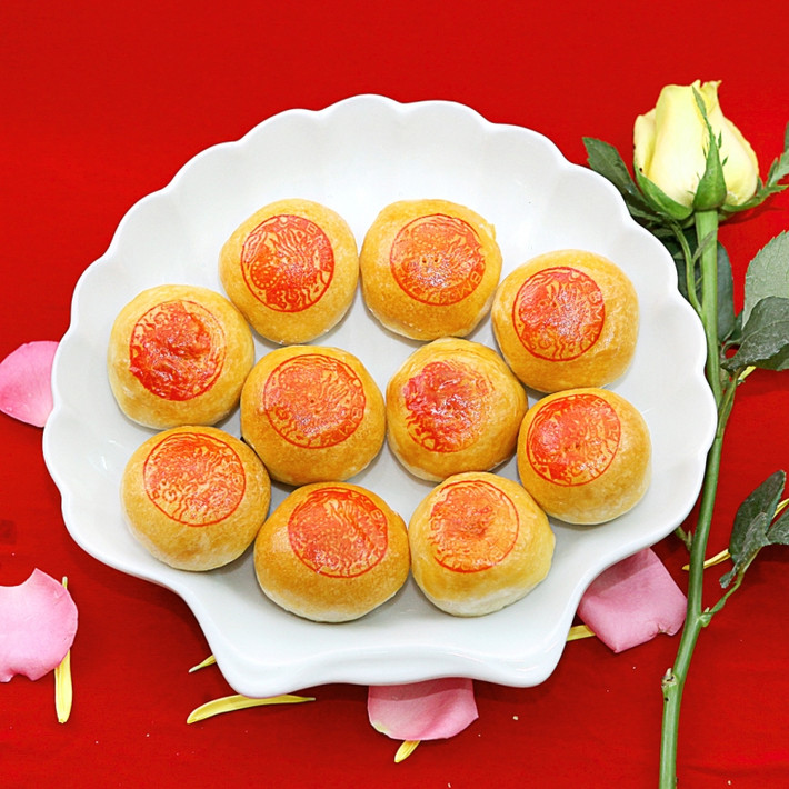 Cũng như các đặc sản phục vụ tết khác, những ngày này, việc sản xuất bánh pía - một đặc sản nổi tiếng ở Sóc Trăng cũng đang vào cao điểm đặt hàng. Trong đó, bánh pía đậu sầu riêng, bánh pía môn... rao bán từ 55.000 đồng/gói.