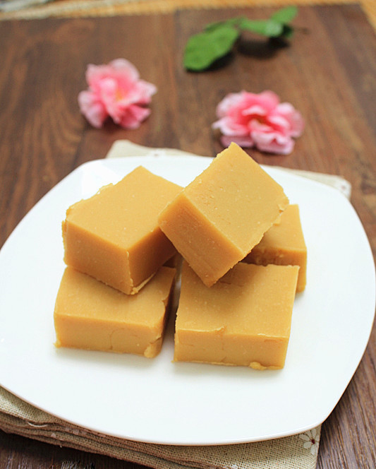 Bánh đậu xanh Tết có nhiều mẫu bao bì lạ và đẹp mắt như hộp thỏi vàng, đồng tiền phong thủy... Loại bánh này thường được mua về để cúng Tết hoặc làm quà. Trên thị trường, giá hộp bánh đậu xanh dao động từ 30.000 đồng đến 300.000 đồng (với các mẫu bao bì cầu kỳ, đẹp).