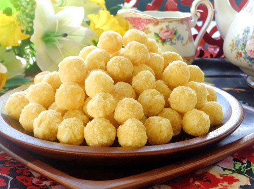 Bánh nhãn là một trong những sản phẩm bán chạy hàng vào dịp Tết, chúng thường được mang mời khách. Hiện giá bánh nhãn khá "mềm", từ 25.000 - 30.000 đồng/gói (200g).