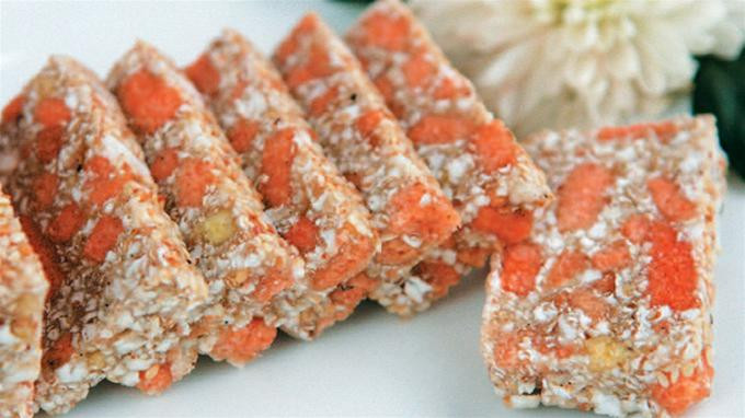 Bánh cáy được người dân Thái Bình xem như một thứ của ngon vật lạ, luôn được chọn làm quà biếu họ hàng, bè bạn. Mỗi dịp Tết đến, bánh cáy có giá từ 20.000 đồng/gói.