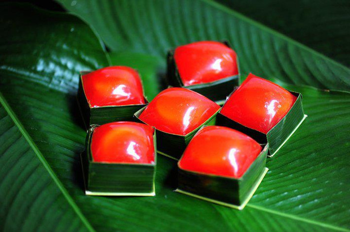 Chiếc bánh phu thê vẫn thường xuất hiện trong mỗi dịp lễ tết, cưới hỏi. Bánh phu thê không chỉ là một trong những loại bánh truyền thống của Việt Nam mà còn hàm chứa trong đó triết lý âm dương, phong thủy. Nổi tiếng nhất là bánh phu thê Đình Bảng (Bắc Ninh). Giá loại bánh này dao động từ 20.000 - 35.000 đồng/cặp (tùy kích thước).
