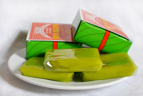 Trong số các loại bánh đặc sản được chọn mua nhiều dịp Tết có bánh cốm. Có mức giá mềm, từ 5.000 - 7.000 đồng/chiếc, loại bánh này được bán nhiều ở hàng Than (Hà Nội). Bánh cốm có thể làm bằng cốm tươi hoặc cốm khô, bảo quản được từ 3-5 ngày.