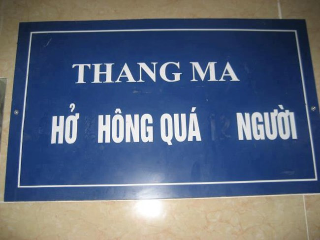 Biển thông báo bị mất chữ khiến nội dung ghi trên biển gây cười cho người đọc.