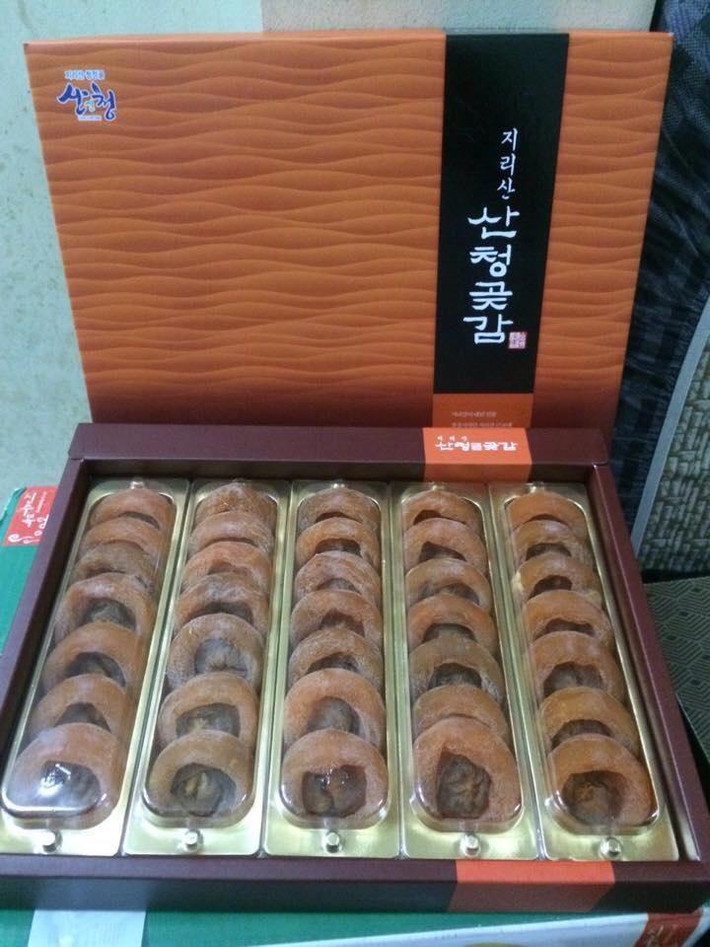 Được các cửa hàng hoa quả nhập khẩu quảng cáo là hàng mới năm nay, hộp quà Tết hồng sấy nguyên quả Hàn Quốc có giá từ 1 - 1,2 triệu đồng.