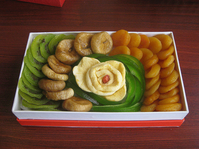 Giỏ quà hoa quả sấy khô (hồng, kiwi, mận) được bài trí khá bắt mắt để thu hút khách mua.