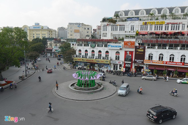 Cũng theo Giám đốc Sở Văn hóa, Thể thao Hà Nội, các doanh nghiệp thuê đơn vị thiết kế, Sở chỉ tư vấn thêm và giám sát. "Tiền bao nhiêu thì doanh nghiệp bỏ, chúng tôi không nắm được vì không phải tiền ngân sách", ông Tô Văn Động khẳng định.