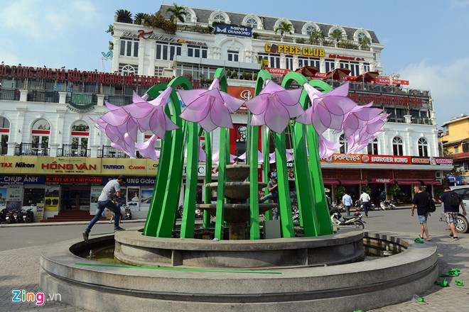 "Cái đẹp thì mỗi người một ý. Chúng tôi sẵn sàng lắng nghe ý kiến của các chuyên gia và người dân để điều chỉnh. Tuy nhiên, không phải ý kiến nào cũng đúng. Chúng tôi muốn làm cho Hà Nội đẹp hơn để chào năm mới. Người dân cũng được ngắm nhiều công trình bắt mắt chứ không ai muốn làm xấu cả. Mong người dân ủng hộ chúng tôi để làm cho Hà Nội đẹp thêm. Nếu mới làm mà có ý kiến rồi lại phải thay đổi thì ai dám làm", ông Động chia sẻ.