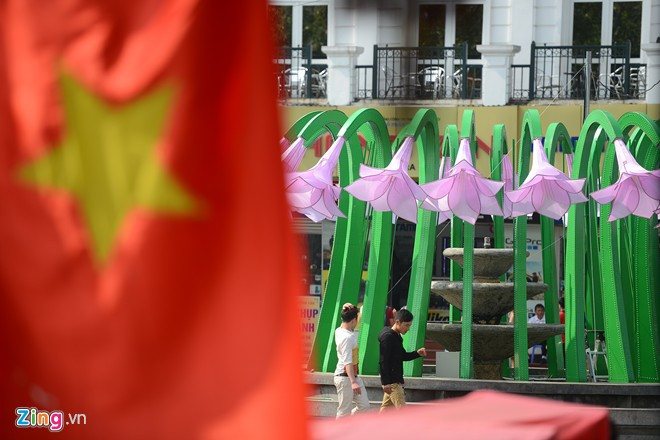 "Sáng nay, đích thân tôi cùng một số cán bộ, chuyên gia xuống xem xét công trình. Tôi đã yêu cầu chỉnh sửa một số hạng mục nhỏ cho phù hợp hơn như màu sơn của đế đài hoa, để người dân nhìn sẽ thấy dễ chịu hơn", ông Động nói.