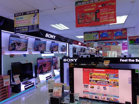 Từ 5/1 - 11/1/2016, siêu thị điện máy Mediamart khuyến mãi nhiều mẫu tivi như dòng LED Full HD 48’’ Sony 48R550C giảm 15% giá khai trương 13.900.000 đồng (tặng quà trị giá 2,49 triệu), TV LED Smart Full HD 43’’ Samsung UA43J5500 giảm 27% còn 10.900.000đồng, tặng thêm bộ chén sứ cao cấp trị giá 750.000 đồng...