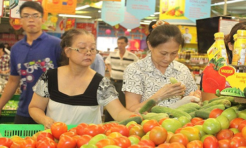 Chương trình khuyến mại đầu năm được nhiều siêu thị triển khai. Từ nay đến hết ngày 17/1/2016,, siêu thị Co.opmart và Co.opXtra giảm giá 50% các mặt hàng nhu yếu phẩm và tặng phiếu giảm giá từ 50.000 - 300.000 đồng cho khách hàng có thẻ Co.opmart và có hóa đơn mua hàng từ 3 triệu đồng trở lên.