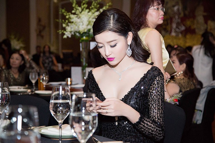 Được biết, đây là bộ trang sức làm bằng kim cương gồm khuyên tai và vòng đeo cổ, các chi tiết đều được làm tỉ mỉ, tinh tế. Ảnh: Minh Luân.
