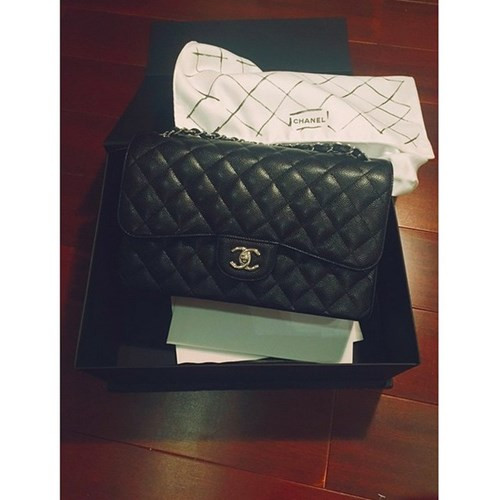 Á hậu không ngần ngại chi khoảng 90 - 100 triệu đồng để sở hữu chiếc túi Chanel Reissue 2.55 cỡ vừa.