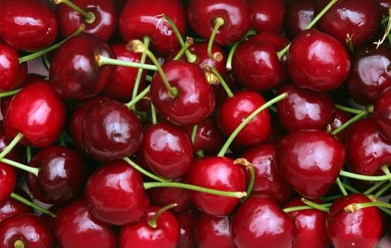 Đại gia Hà Thành nhiều người tiết lộ chi hàng chục triệu mua hoa quả nhập khẩu để ăn Tết.