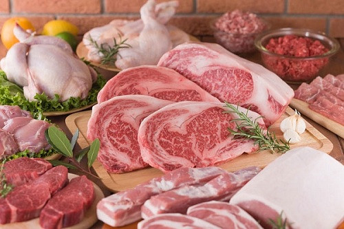 Các loại thịt tươi sống khi mua về cần được rửa sạch, chia nhỏ và bỏ vào các hộp nhựa, túi đựng thực phẩm, bảo quản ở ngăn đá. Việc chia nhỏ khối thịt sẽ giúp cho việc rã đông thực phẩm tiện hơn, sau khi rã đông, thực phẩm cần nấu hết, tránh rã đông nhiều lần làm mất độ ngon và chất dinh dưỡng trong thịt.
