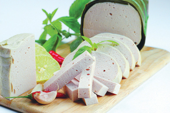 Giò chả đã cắt ra dùng một phần, muốn giữ được lâu nên bỏ hết lớp vỏ gói bên ngoài, tránh để thức ăn đổ mồ hôi. Dùng rổ hoặc lồng bàn đậy giò. Tốt nhất, nên dùng giò chả trong vòng 2 ngày, nếu chưa ăn kịp, nên luộc lại.