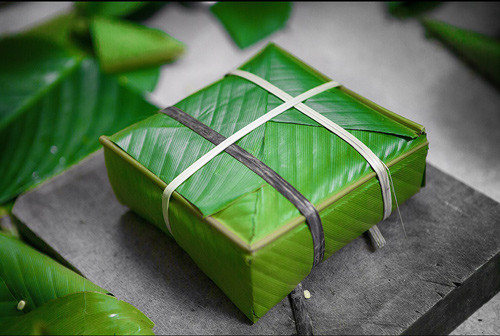 Việc bảo quản thực phẩm Tết tươi ngon, thời gian lâu là mối quan tâm của nhiều người. Mỗi loại thực phẩm lại có một lưu ý riêng khi bảo quản. Đối với bánh chưng Tết, bạn nên treo bánh ở nơi thoáng mát, không bụi bặm, ẩm thấp để tránh bị mốc và ôi thiu.