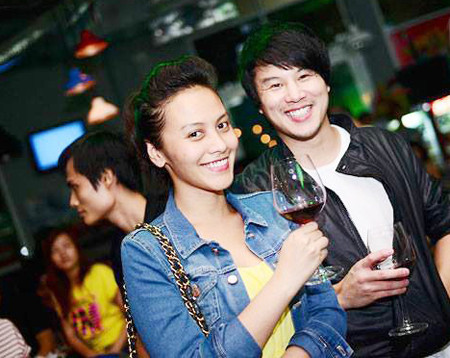 Năm 2011 cô từng thay mặt gia đình ra Hà Nội tham dự Lễ vinh danh Gia tộc doanh nhân cùng đại diện 22 họ tộc nổi tiếng khác của Việt Nam. Chỉ tính riêng chi phí cho đám cưới hoành tráng của cặp đôi đã thấy mức độ giàu có của Huệ Vân. Chiếc váy cưới cô mặc trên người là của hãng thời trang Vera Wang, trị giá 7.590 USD, tương đương với 200 triệu đồng.