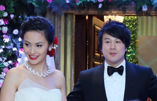 Trong số những cô vợ đại gia nổi tiếng của sao Việt, Trương Huệ Vân - vợ Thanh Bùi còn có tiềm lực vững vàng về kinh tế, sở hữu một gia tài đồ sộ và cuộc sống đáng mơ ước. Cô là thế hệ thứ 4 trong gia tộc họ Trương, là một trong những doanh nghiệp tư nhân lớn với vốn điều lệ lên đến 12.800 tỷ đồng.
