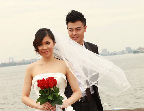 Bên cạnh MC nổi tiếng Tuấn Tú là người vợ Thanh Huyền có xuất thân "lá ngọc cành vàng". Bố vợ của chàng MC điển trai Tuấn Tú là một vị tướng trong ngành công an. MC Tuấn Tú từng dành không ít lời khen ngợi dành cho bà xã của mình.