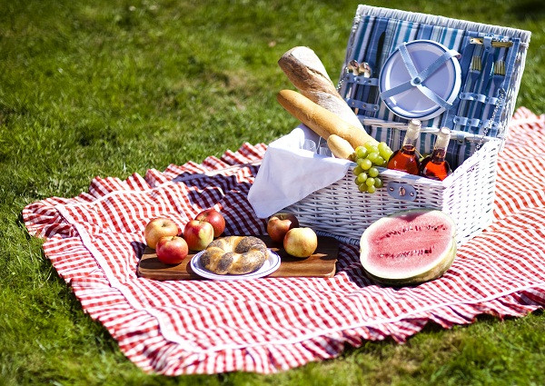 Một chuyến picnic ở địa điểm gần (công viên, khu cắm trại gia đình) sẽ tốn chi phí từ 400.000 đồng/2 người (với phương tiện xe máy). Điều này có lẽ sẽ không quá khó với những ai muốn tạo bất ngờ trong ngày Valentine.