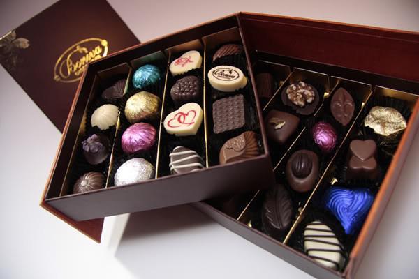 Socola luôn là món quà truyền thống không thể thiếu trong ngày tình nhân. Tại các cửa hàng, siêu thị, socola có giá từ 200.000 - 500.000 đồng/hộp.