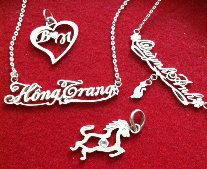 Đồ trang sức bằng bạc có khắc tên hoặc ngày kỉ niệm của cặp đôi sẽ là món quà bất ngờ và ý nghĩa. Mức chi phí cho món quà này dao động trên 400.000 đồng.