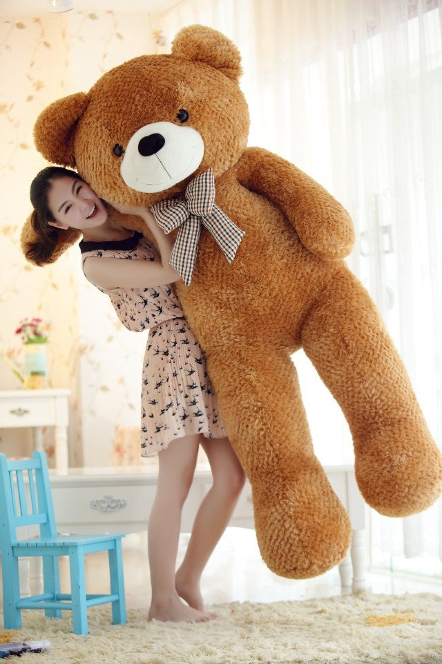 Những chú gấu bông có giá từ 150.000 - 500.000 đồng sẽ là món quà Valentine hàm chứa sự quan tâm, yêu thương, luôn bên cạnh nửa còn lại.