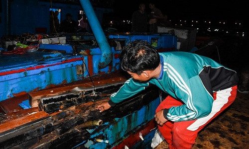Sáng 3/1, ông Hà Lê, Phó Cục trưởng Cục Kiểm ngư Việt Nam cho biết, sau khi nắm được thông tin tàu cá Quảng Ngãi của ngư dân Huỳnh Văn Thạch bị tông chìm, đơn vị đã có công văn gửi sang phía Trung Quốc đề nghị hợp tác điều tra, làm rõ vụ việc. Trong ảnh: Vị trí bị đâm của của tàu cá Quảng Ngãi.
