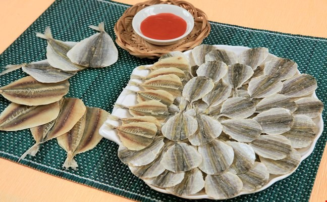 Món quà biếu gồm nhiều món khô như khô cá, khô rắn, cá chỉ vàng, mực....