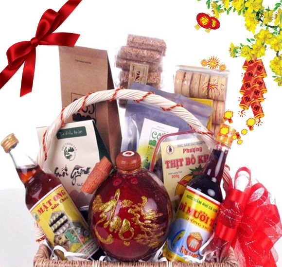 Đặc sản vùng miền như mật ong, rượu dừa, bánh pía, thịt bò khô, cốm... có mặt trên giỏ quà Tết năm nay.
