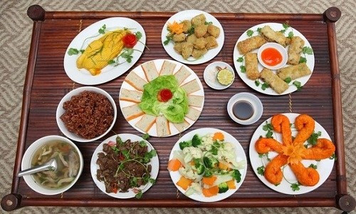 Một mâm cỗ chay sẽ bớt đơn điệu mà vẫn đủ đầy khi bạn chọn đa dạng các loại nguyên liệu chế biến, kết hợp chúng với nhau (đồ khô và đồ tươi), Nhiều loại rau vừa có thể làm món xào nấu lại có thể tận dụng để trang trí, bày biện cho mẫm cỗ thêm đẹp (cà chua, cà rốt...). Ngoài ra, việc kết hợp đa dạng thực phẩm chay sẽ giúp tăng thêm lượng dinh dưỡng cho món ăn trên mâm cỗ.