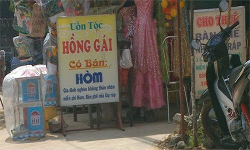 Liệu có phải hai cửa hàng uốn tóc và bán hòm "song kiếm" quảng cáo chung trên một tấm biển?
