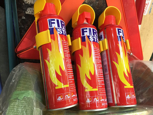 Bình cứu hỏa mini dạng Co2 lỏng, dạng bột hoặc dạng khí có giá bán từ 45.000 đồng đến 300.000 đồng, trọng lượng từ 600g. Bình dạng khí thường có giá đắt hơn các loại còn lại (tùy theo xuất xứ, trọng lượng).