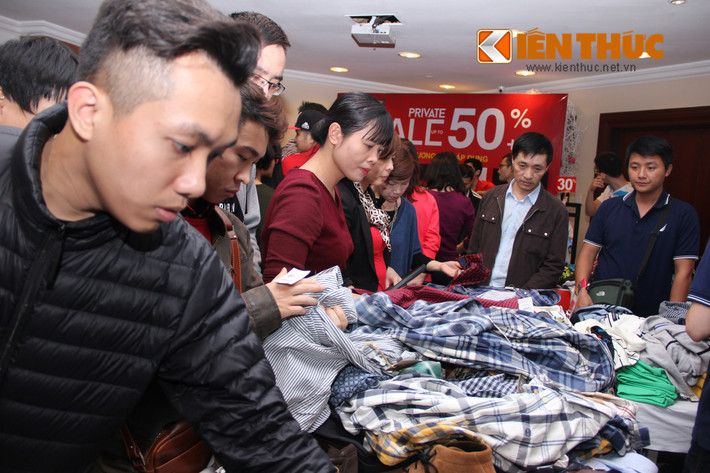 Hàng loạt thương hiệu đồng hồ nổi danh như Micheal Kors và Marc Jacobs đồng loạt giảm 50%, giày thể thao Adidas giảm 40%-50% cho 100 mã hàng, Furla giảm 50% trên nhiều mẫu túi xách mới.