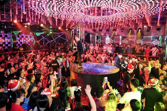 Hiện, giá thuê mặt bằng nhà hàng kinh doanh này là 700 triệu đồng/tháng. Công ty TNHH Nhà hàng Club 39 đã đặt cọc trước khoản tiền tương ứng hơn 2,3 tỷ đồng. Đây là nơi kinh doanh các hoạt động giải trí, sáng tác, phòng trà ca nhạc... Nhà hàng có hơn 100 nhân viên. Theo ca sĩ Đàm Vĩnh Hưng, công ty Nhà hàng Club 39 bỏ ra vốn lớn đầu tư khoảng gần 20 tỷ đồng cho kỹ thuật, ánh sáng, trang trí.