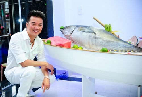 Không chỉ kinh doanh nhà hàng giải trí, tuy tay ngang chuyển sang kinh doanh, sau vài năm giờ đây ca sĩ Đàm Vĩnh Hưng đã trở thành nhà phân phối hải sản sạch có tiếng với hơn 20 chi nhánh, đại lý trên cả nước.